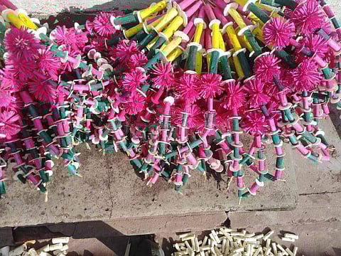 மூன்று மாதங்களுக்கு நெட்டி தக்கை தயாரிக்கும் பணியில் ஒட்டுமொத்த கிராமம்