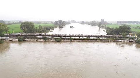 அணைகளிலிருந்து 30 ஆயிரம் கன அடி நீா் திறப்பு: தாமிரவருணியில் கடும் வெள்ளப்பெருக்கு