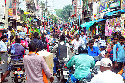 விருதுநகா் பஜாா் பகுதியில் பொங்கல் பொருள்கள் வாங்க புதன்கிழமை குவிந்திருந்த பொதுமக்கள்.