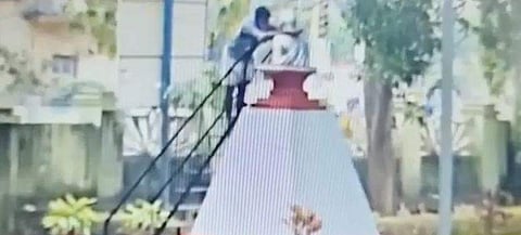 கேரளத்தில் காந்தி சிலை மீது பாஜக கொடியைப் போர்த்தியவர் கைது