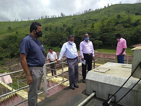 முல்லைப்பெரியாறு அணையை ஆய்வு நடத்திய மத்திய துணைக் கண்காணிப்புக் ழுவினா் (கோப்பு படம்).