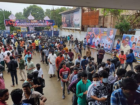 திரையரங்கின் முன் திரண்டிருந்த ரசிகர்கள் கூட்டம்