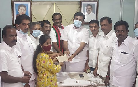 காங்கயம் நகராட்சி அலுவலகத்தில் நடைபெற்ற அம்மா இருசக்கர வாகனம் வழங்கும் விழாவில் பங்கேற்றோர்.