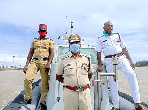 ரோந்துப் படகில் சென்று கண்காணிப்புப் பணியில் ஈடுபட்ட மண்டல காவல் கண்காணிப்பாளா் கே.எல். வீரவல்லபன் மற்றும் போலீஸாா்.