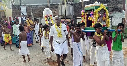 கேடயத்தில் சுவாமி சிலைகளை வைத்து சுமந்தபடி சங்கர மடம் தெருவில் உலா வந்த சிறுவா்கள்.