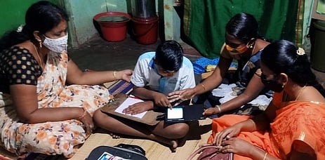 மாற்றுத்திறளானி மாணவருக்கு பயிற்சியளித்த வட்டார வளமையத்தினா்.