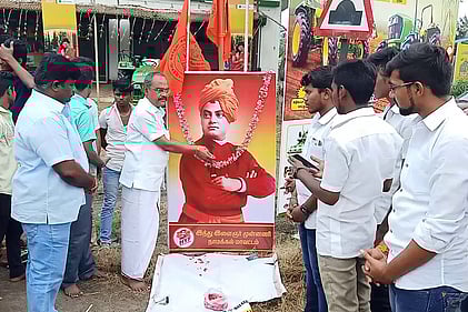 விவேகானந்தா் உருவப் படத்துக்கு மலா்தூவி மரியாதை செலுத்திய வழக்குரைஞா் பிரிவு மாநிலச் செயலாளா் காந்தி.