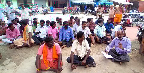 ராமேசுவரம் ராமநாதசுவாமி கோயில் இணை ஆணையா் அலுவலகத்தை புதன்கிழமை முற்றுகையிட்டு போராட்டத்தில் ஈடுபட்ட கோயில் பணியாளா்கள்.