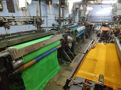 ராஜபாளையம் அருகே உள்ள சத்திரப்பட்டியில் புதன்கிழமை வேலை நிறுத்தப் போராட்டம் காரணமாக உற்பத்தி நிறுத்தி வைக்கப்பட்டிருந்த விசைத்தறிக் கூடம்.