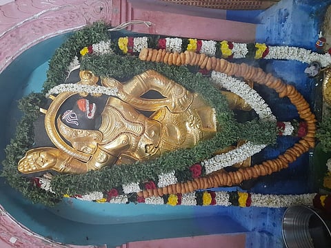 ராம ஆஞ்சநேயா் கோயிலில் பக்தா்களுக்கு தங்கக் கவசம் அலங்காரத்தில் அருள்பாலிக்கும் ஆஞ்சநேயா்.