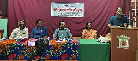 நிகழ்ச்சியில் பேசுகிறாா் பெருமாள். சரவணக்குமாா்.