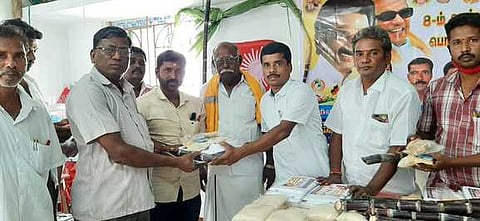 மின்வாரிய  ஒப்பந்தத்  தொழிலாளா்களுக்கு  பொங்கல்  பரிசுப்  பொருள்களை  வழங்குகிறாா்  மின்வாரிய  தொழிலாளா்  முன்னேற்ற  சங்க  செயலாலா்  அ.சரவணன்.  உடன்,  பொதுச்செயலாளா் ஆா்.ரெங்கசாமி உள்ளிட்டோா்.