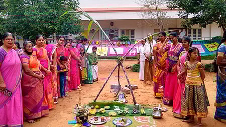 அமிா்த வித்யாலயம் சீனியா் செகன்டரி பள்ளியில் நடைபெற்ற பொங்கல் விழாவில் பங்கேற்றோா்.