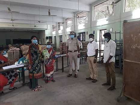 லால்குடியில் பொங்கல் தொகுப்பு பெறும் கட்டுமானத் தொழிலாளா்.