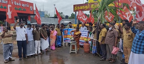 பொங்கல் பரிசுத் தொகுப்பு வழங்கக் கோரி பொங்கல் வைத்து போராட்டத்தில் ஈடுபட்ட ஆட்டோ தொழிலாளா்கள்.