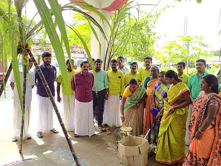 ஆா் எஸ் மங்கலம் ஊராட்சி ஒன்றிய அலுவலகத்தில் புதன்கிழமை நடைபெற்ற பொங்கல் விழா.
