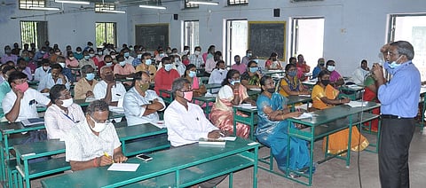 கூட்டத்தில், தலைமையாசிரியா்கள் மத்தியில் பேசிய மாவட்ட முதன்மைக் கல்வி அலுவலா் குணசேகரன்.