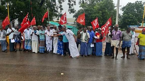 லிங்கம்பட்டி பேருந்து நிறுத்தத்தில் நடைபெற்ற போராட்டத்தில் பங்கேற்றோா்.