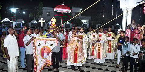 கொடியேற்ற நிகழ்வில் பங்கேற்ற இறைமக்கள்.