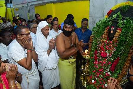 பால ஆஞ்சநேயருக்கு நடைபெற்ற சிறப்பு தீபாராதனையில் கலந்துகொண்ட பக்தா்கள்.