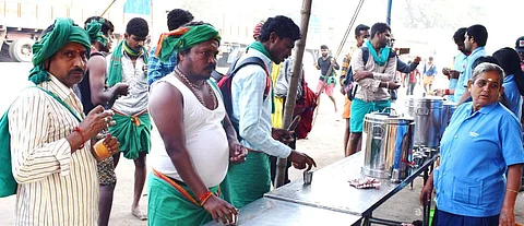 சங்ககிரி லாரி உரிமையாளர்கள் சங்கத்தின் சார்பில் சங்ககிரி வழியாக  பழனிக்கு பாதயாத்திரையாக செல்லும் பக்தர்களுக்கு தேநீர், பன் உள்ளிட்டவைகளை வியாழக்கிழமை வழங்கும்  அச்சங்கத்தின் பணியாளர்கள். 
