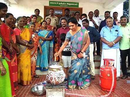 பொங்கல் விழாவில் பங்கேற்ற ஒன்றியக் குழுத் தலைவா் செல்வி வடமலைபாண்டியன் உள்ளிட்டோா்.