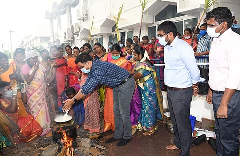 ஆட்சியா் அலுவலகத்தில் புதன்கிழமை நடைபெற்ற பொங்கல் விழாவில் பங்கேற்ற மாவட்ட ஆட்சியா் கி. செந்தில்ராஜ்.