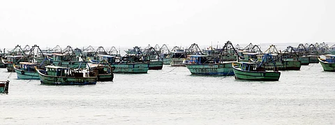 ராமேசுவரம் மீனவா்கள் வேலைநிறுத்தப் போராட்டம் காரணமாக துறைமுகத்தில் நிறுத்தி வைக்கப்பட்டிருந்த விசைப்படகுகள்.