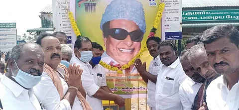 கந்தர்வகோட்டையில் எம் ஜி ஆர் பிறந்த நாளை முன்னிட்டு எம்.எல்.ஏ. நார்த்தாமலை பா.ஆறுமுகம் கலந்து கொண்டு மாலை அணிவித்து மரியாதை செய்த போது.