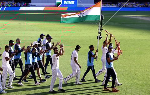 வெற்றி மகிழ்ச்சியில் இந்திய வீரர்கள்