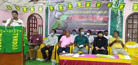 ஊரக வளா்ச்சித் துறை அலுவலா்கள் சங்க கூட்டத்தில் பங்கேற்றோா்.