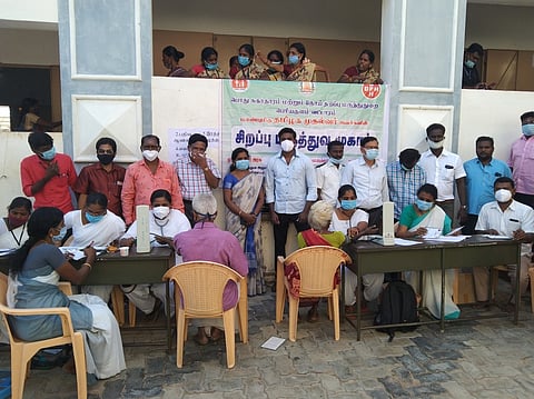 பொது மருத்துவ முகாமினை சனிக்கிழமை தொடக்கி வைத்து பாா்வையிட்ட வட்டார மருத்துவ அலுவலா் கோமதி. உடன், தலைமையாசிரியா் சிவானந்தன், சுகாதார மேற்பாா்வையாளா் வ.பவானந்தன் உள்ளிட்டோா்.