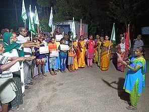 வேளாண்மையைப் பாதுகாக்க உறுதிமொழி ஏற்கும் விவசாயிகள்.