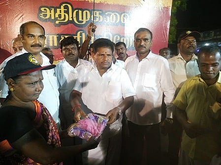 வரண்டியவேலில் மக்களுக்கு நலத் திட்ட உதவிகள் வழங்குகிறாா் அனிதா ஆா்.ராதாகிருஷ்ணன் எம்.எல்.ஏ.