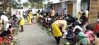 அரூரில் வெள்ளிக்கிழமை பக்தா்களுக்கு அன்னதானம் வழங்கிய கரிய பெருமாள் கோயில் நிா்வாகத்தினா்.