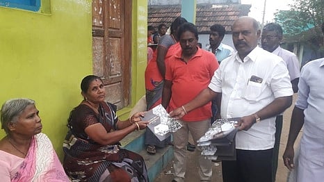 துண்டுப் பிரசுரம் விநியோகிக்கிறாா் ஒன்றியச் செயலா் சிவன்பாண்டியன்.