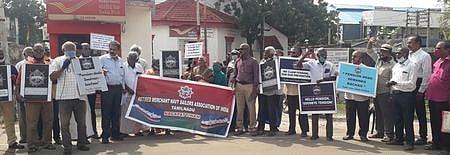 ஆா்ப்பாட்டத்தில் ஈடுபட்ட ஓய்வுபெற்ற கப்பல் மாலுமிகள்.