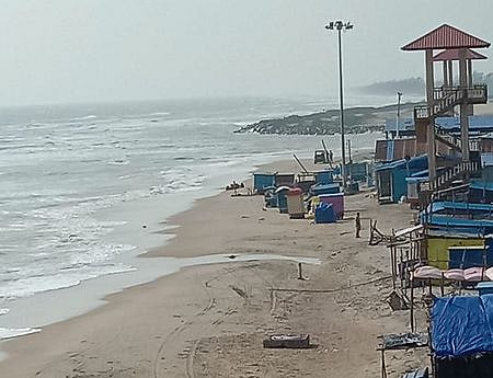 2-ஆம் நாளாக வெள்ளிக்கிழமை வெறிச்சோடிக் காணப்பட்ட வேளாங்கண்ணி கடற்கரை.