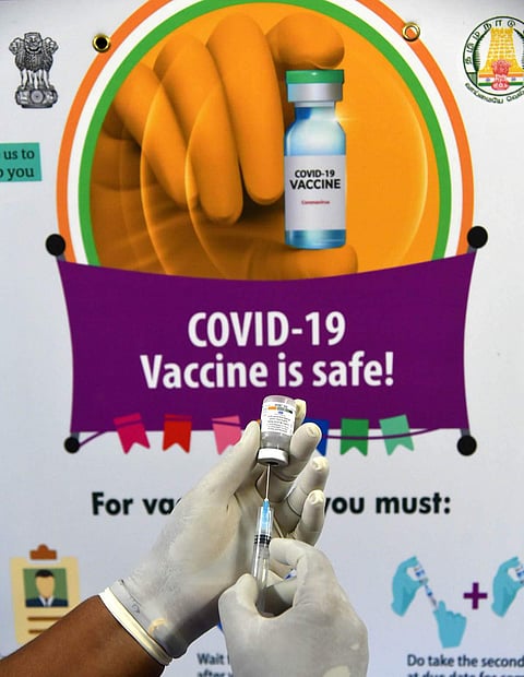 சென்னையில் கரோனா தடுப்பூசி போடும் ஒத்திகை பணி இன்று நடைபெற்றது. சுகாதாரத் துறை முதன்மைச் செயலாளர் ராதாகிருஷ்ணன் தடுப்பூசி ஒத்திகையைத் தொடங்கி வைத்தார்.