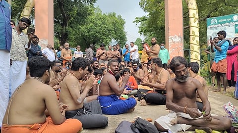 பாபநாசம் வனத்துறை சோதனைச் சாவடி முன்பு முற்றுகைப் போராட்டத்தில் ஈடுபட்ட ஐயப்பப் பக்தா்கள்.