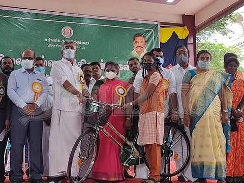 திருச்சி, திருவரங்கம் ஆகிய பகுதிகளில் நடைபெற்ற அரசு விழாவில் மாணவ, மாணவிகளுக்கு இலவச சைக்கிள்களை வழங்கிய தமிழக அமைச்சர்கள் வெல்லமண்டி என். நடராஜன், எஸ். வளர்மதி.