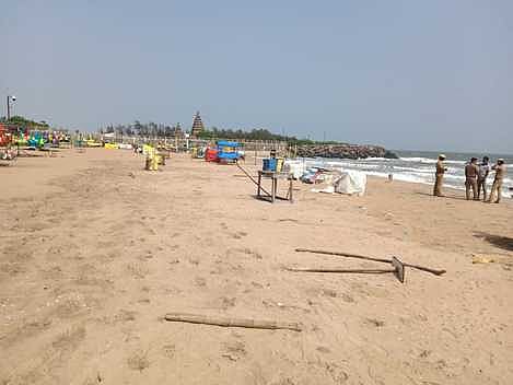 மாமல்லபுரம் கடல் பகுதியில் சுற்றுலா பயணிகளுக்கு அனுமதி இல்லாததால் வெறிச்சோடி காணப்படும் கடற்கரைபகுதி. 