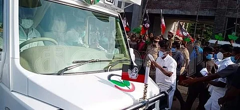 மானாமதுரை வந்த முதல்வர் எடப்பாடி பழனிச்சாமியை வரவேற்ற சட்டமன்ற உறுப்பினர் எஸ்.நாகராஜன்.
