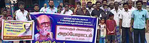 திண்டுக்கல் மணிக்கூண்டு பகுதியில் சனிக்கிழமை போராட்டத்தில் ஈடுபட்ட ரஜினி ரசிகா்கள்.