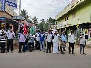 ஆா்ப்பாட்டத்தில் பங்கேற்றோா்.