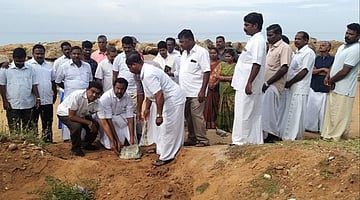 மீனவா் ஓய்வு அறை கட்டுமானப் பணியை தொடங்கிவைக்கிறாா் கிள்ளியூா் எம்.எல்.ஏ. எஸ். ராஜேஷ்குமாா்.