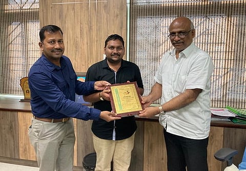 மாணவருக்கு பாராட்டுத் தெரிவிக்கும் என்.ஐ.டி. இயக்குநா் கே. சங்கரநாராயணசாமி. உடன், துறைத் தலைவா் என். செந்தில்குமாா் (இடது).