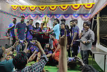 கோப்பையுடன் இரயுமன்துறை அணி வீரா்கள்.