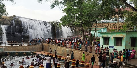 திற்பரப்பு அருவியில் திரண்ட சுற்றுலாப் பயணிகள்