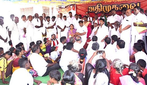 பெரிய அணைக்கரைபட்டியில் நடந்த கூட்டத்தில் பேசுகிறாா் எம்எல்ஏ அன்பில் மகேஷ்பொய்யாமொழி.